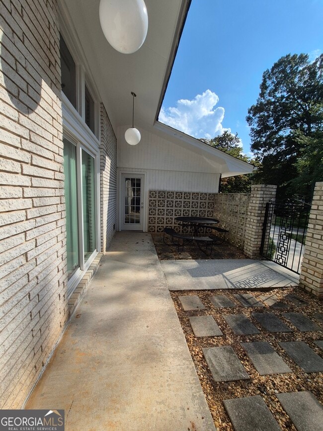 Building Photo - 2357 Crestcliff Dr