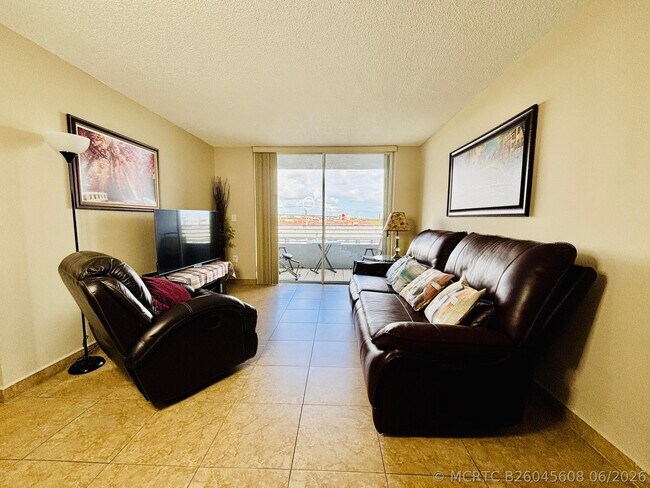 Foto del edificio - 8201 NW 8th St