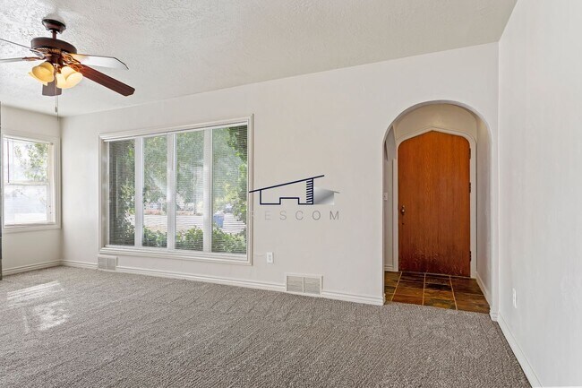 Foto del edificio - 352 Harrison Blvd