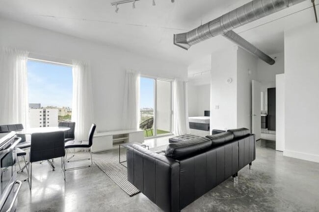 Foto del edificio - 10 SW South River Dr