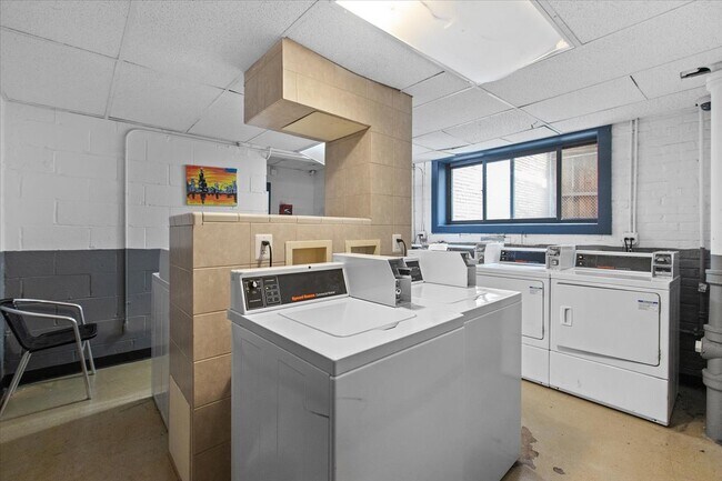 Foto del edificio - 536 W Oakdale Ave
