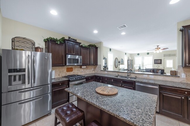 Foto del edificio - 507 Monterry Oaks Dr