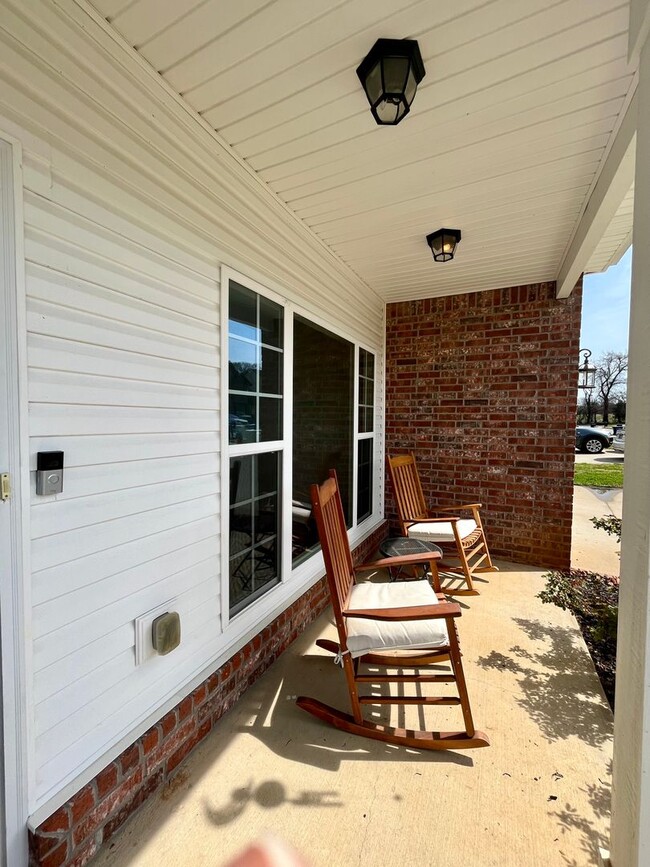 Building Photo - Large Spacious Home with easy access to I24!