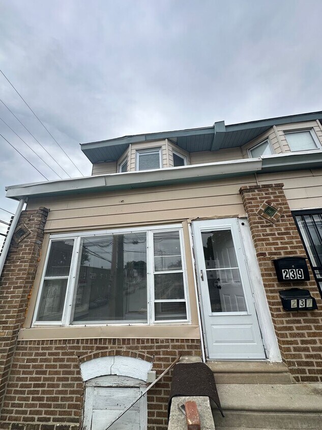 Foto principal - 239 MacDade Blvd