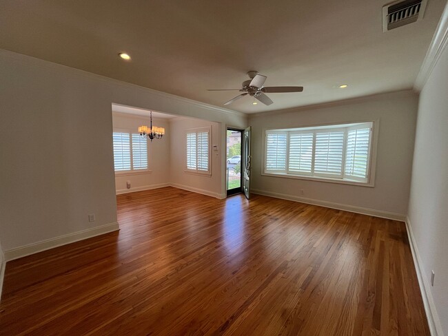 Foto del edificio - Upgraded Encino 3+1.5 w/bonus space + grea...
