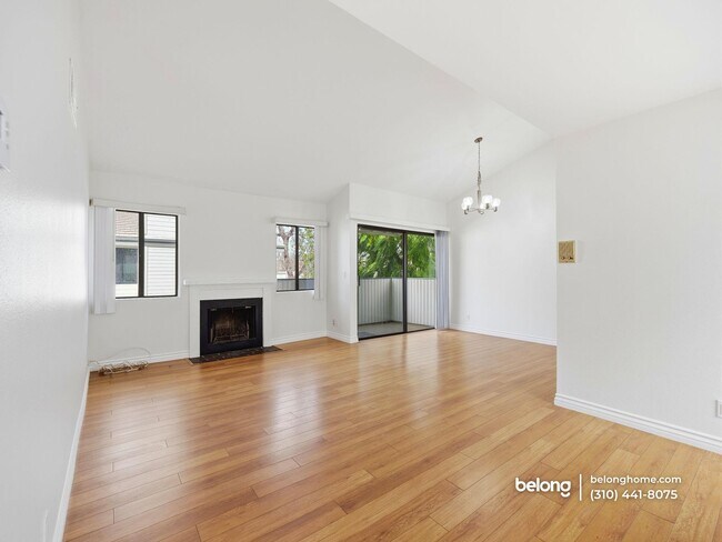 Building Photo - 10512 Sunland Blvd