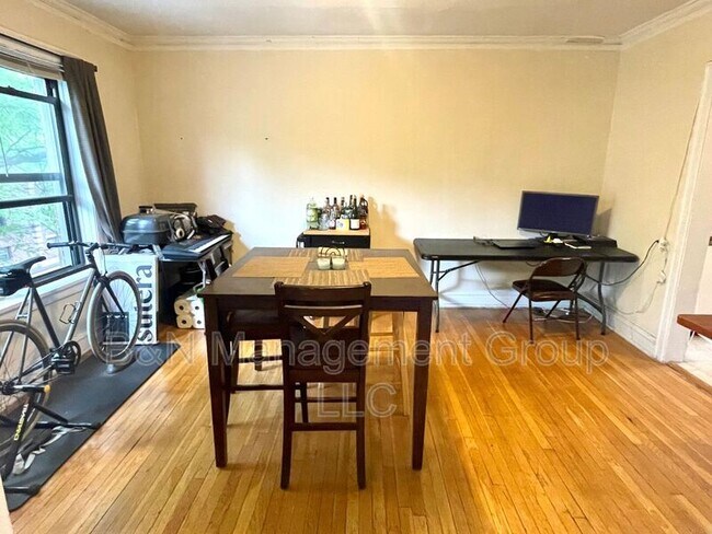 Building Photo - 918 W Oakdale Ave