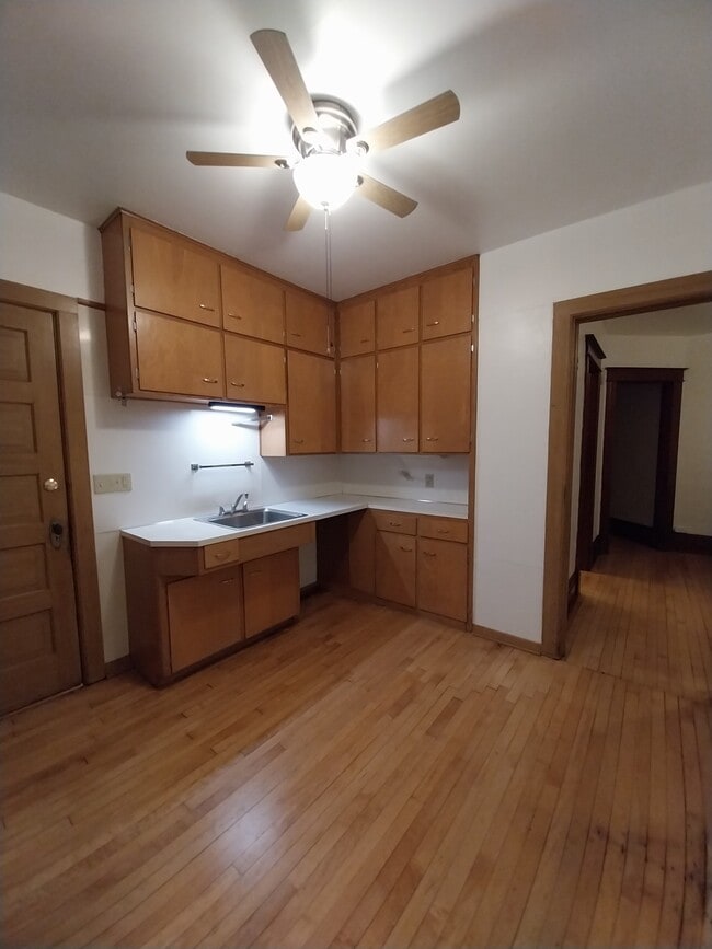 Building Photo - 48 Baldwin St