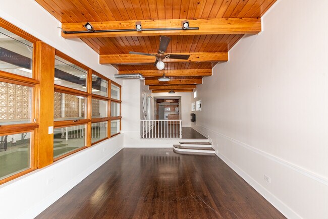 Foto del edificio - 5742 N Milwaukee Ave