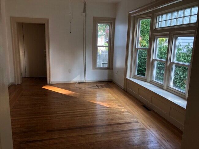 Building Photo - 257 6th Ave