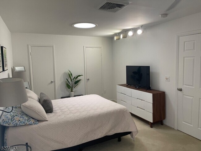 Foto del edificio - 76 Meadowview Dr