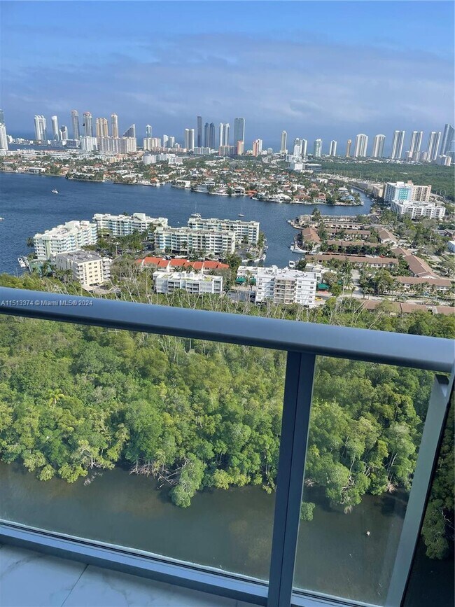 Foto del edificio - 16385 Biscayne Blvd