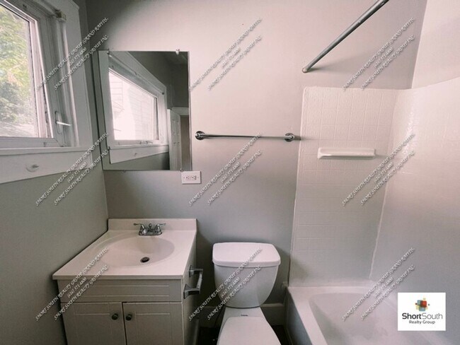 Foto del edificio - 4 bed 1 bath Single Family Home
