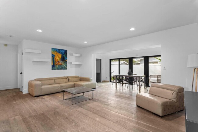 Foto del edificio - 715 NE 25th Ave