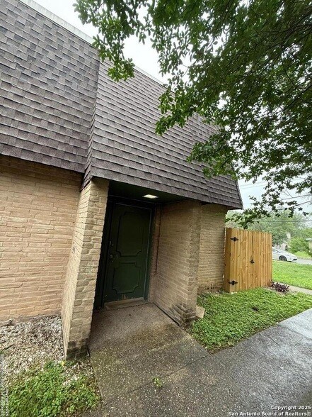 Primary Photo - 223 Sprucewood Ln