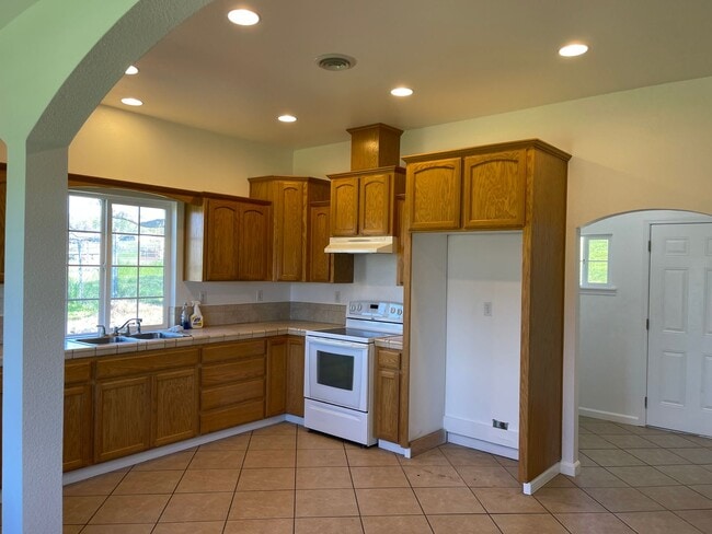 Building Photo - 2br Home on Acreage - Animals Welcome!