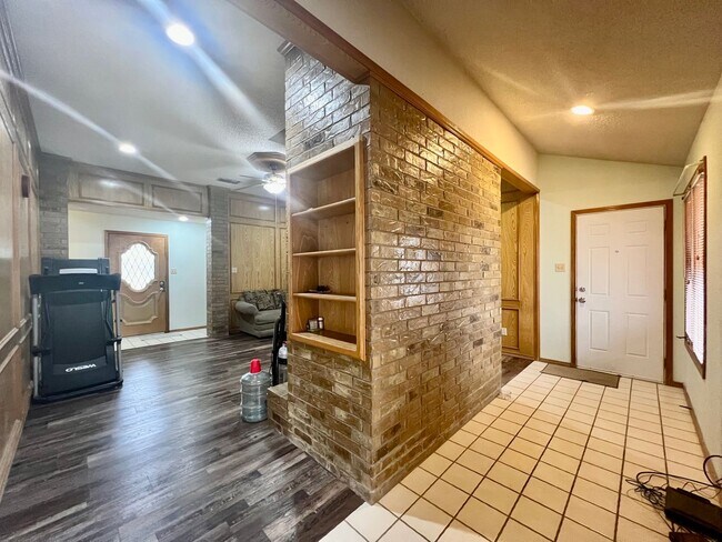 Foto del edificio - Welcome to this charming 3 bedroom, 2 bath...