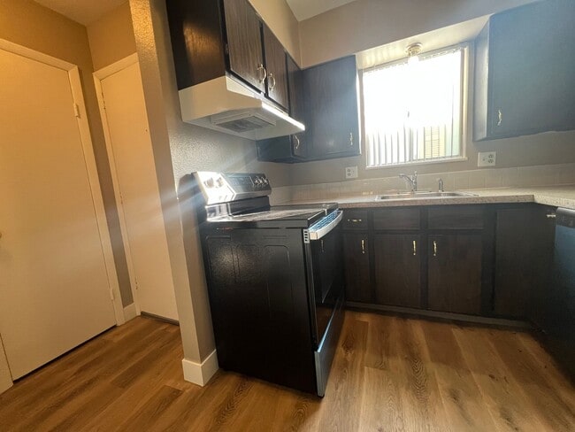 Building Photo - Renovated 2 Bedroom 1 Bathroom Unit!