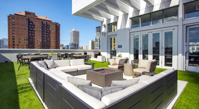 Foto del edificio - 726 N LaSalle Dr