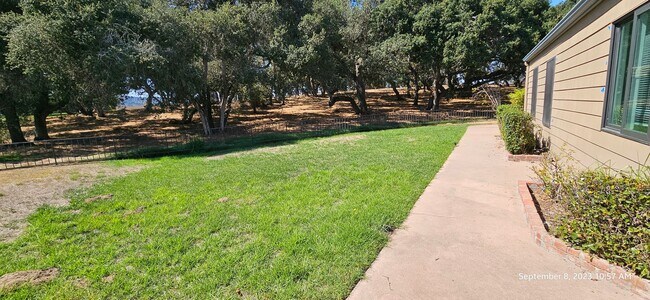 Building Photo - Oakridge Park Single Story Condo in Orcutt...