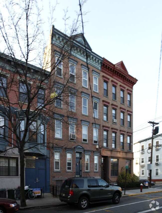 Building Photo - 420 Madison St