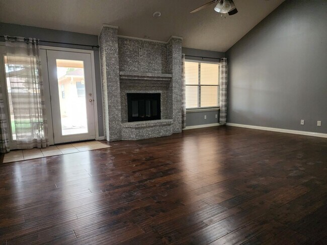 Building Photo - 3 bedroom 2 bath home with shed in Southland!