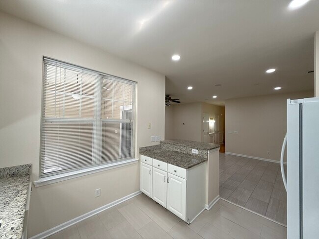 Foto del edificio - Spacious Townhome - Fresh Paint - New Carpet