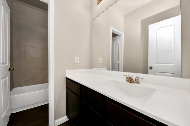 Foto del edificio - 17630 Holroyd Rd