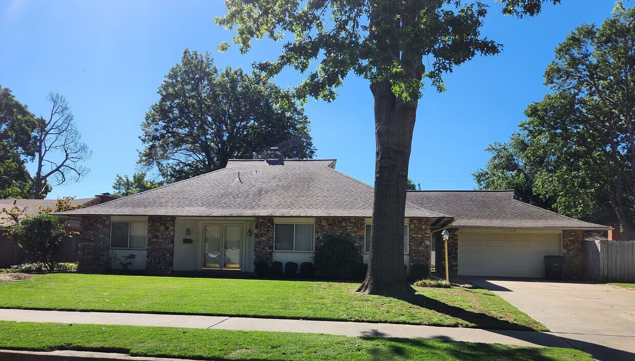 Primary Photo - Spacious 3 Bedroom, 2 Bath Home With In-Gr...
