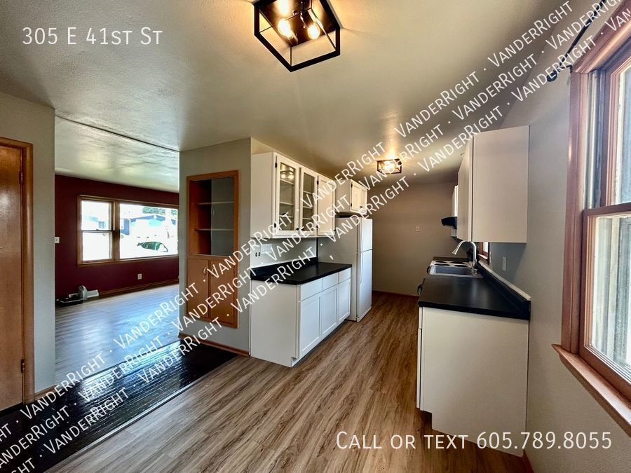 Primary Photo - Gorgeous 4 Bedroom 2 Bathroom With Fenced ...