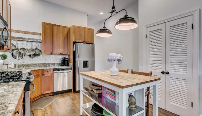 Foto del edificio - Updated 2-Bedroom Federal Hill Townhome wi...