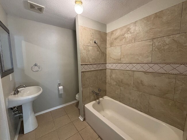 Building Photo - Lovely 4 Bedroom 2 Bathroom Home