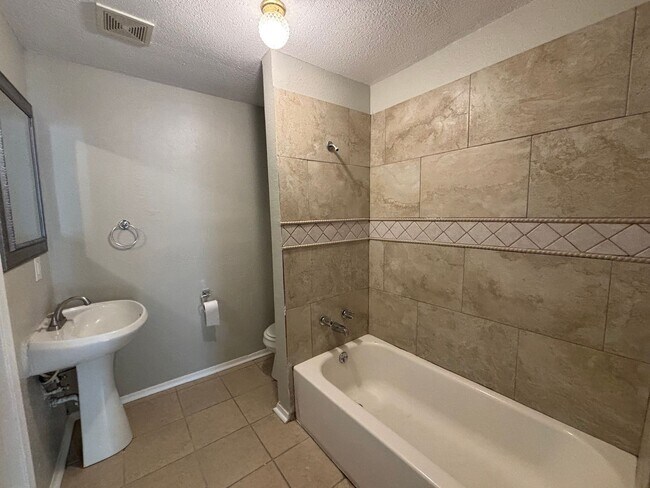 Foto del edificio - Lovely 4 Bedroom 2 Bathroom Home