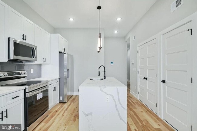 Building Photo - 411 W Hewson St