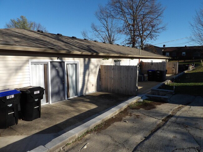 Building Photo - 1005 Colonial Trce
