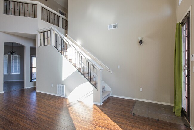 Building Photo - BEAUTIFUL EASTSIDE HOME FOR RENT