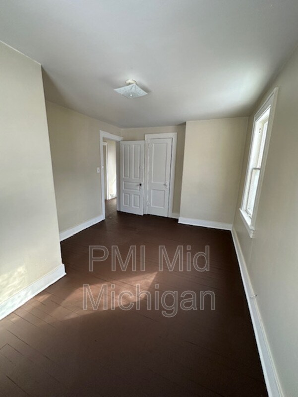 Foto del edificio - 820 E 3rd St