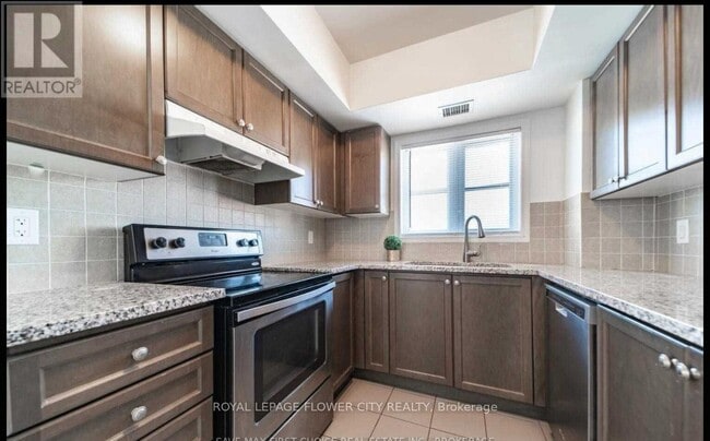 Building Photo - 70-370 Baycliffe Cres
