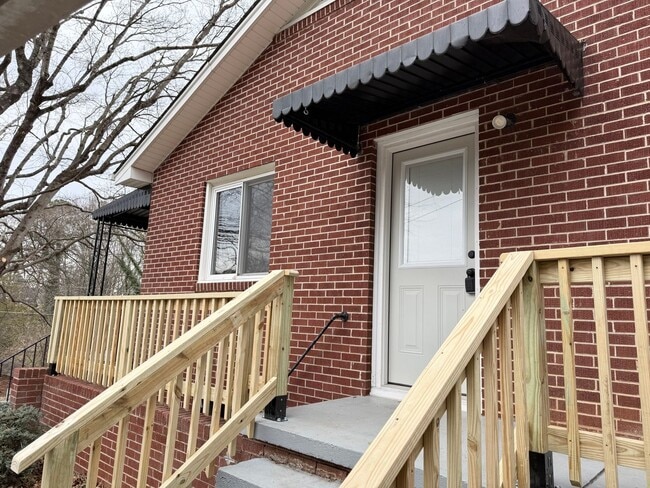 Building Photo - Beautiful Brick Home in Prime Hickory Location – Spacious Layout & Hardwood Floors!