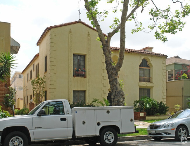 Building Photo - 308 N Almont Dr