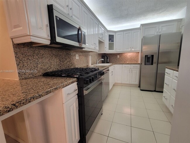 Building Photo - 3140 S Ocean Dr