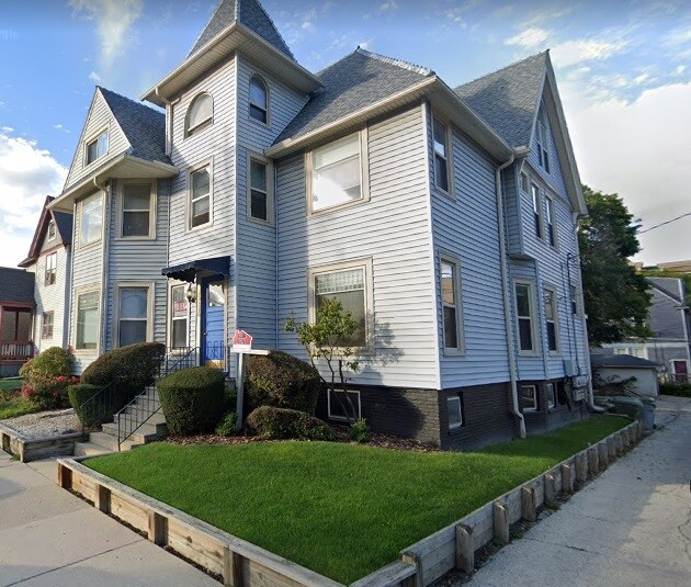 Building Photo - 1714 E Irving Plz