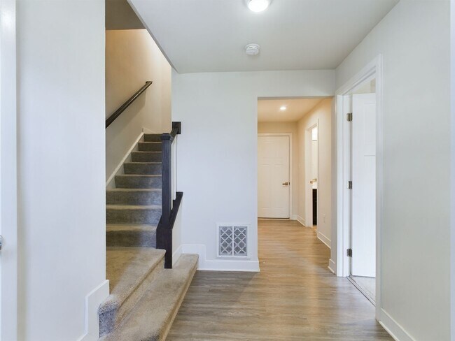 Building Photo - Huge 4 Bedroom 3.5 Bath Townhome in Midlot...