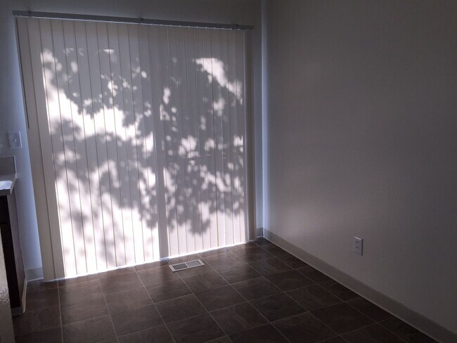 Foto del edificio - 124 W Colby Ln