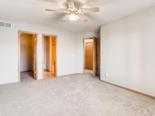 Foto del edificio - Rare Find! 2bd2ba2car garage townhome in Cottage Grove