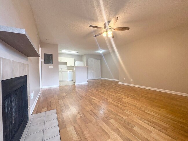 Building Photo - 1/1 Condo in Gated Lakefront Community of Altamonte Springs!