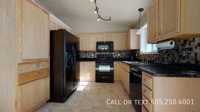 Building Photo - Spacious 4 Bedroom 2 Bath Home with attach...