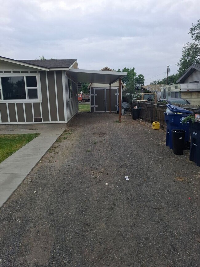 Foto del edificio - 3 Bed, 2 bath house with  carport