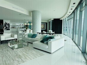 Building Photo - 900 Biscayne Blvd