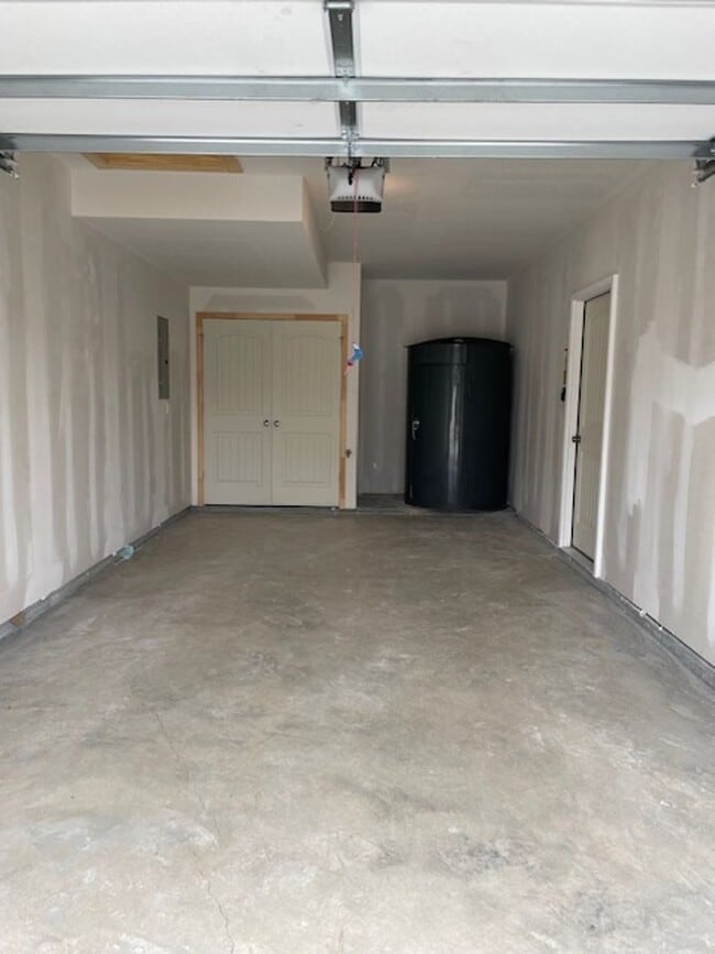 Building Photo - 811 Pampas St